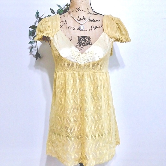 🆕 Free People Cream Lace Blouse. Elastic Sleeves. Satin Chest Detail. NWOT - Picture 1 of 5